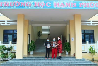 Tặng quà “Chương trình sóng và máy tính cho em” của Bộ giáo dục và đào tạo phát động.